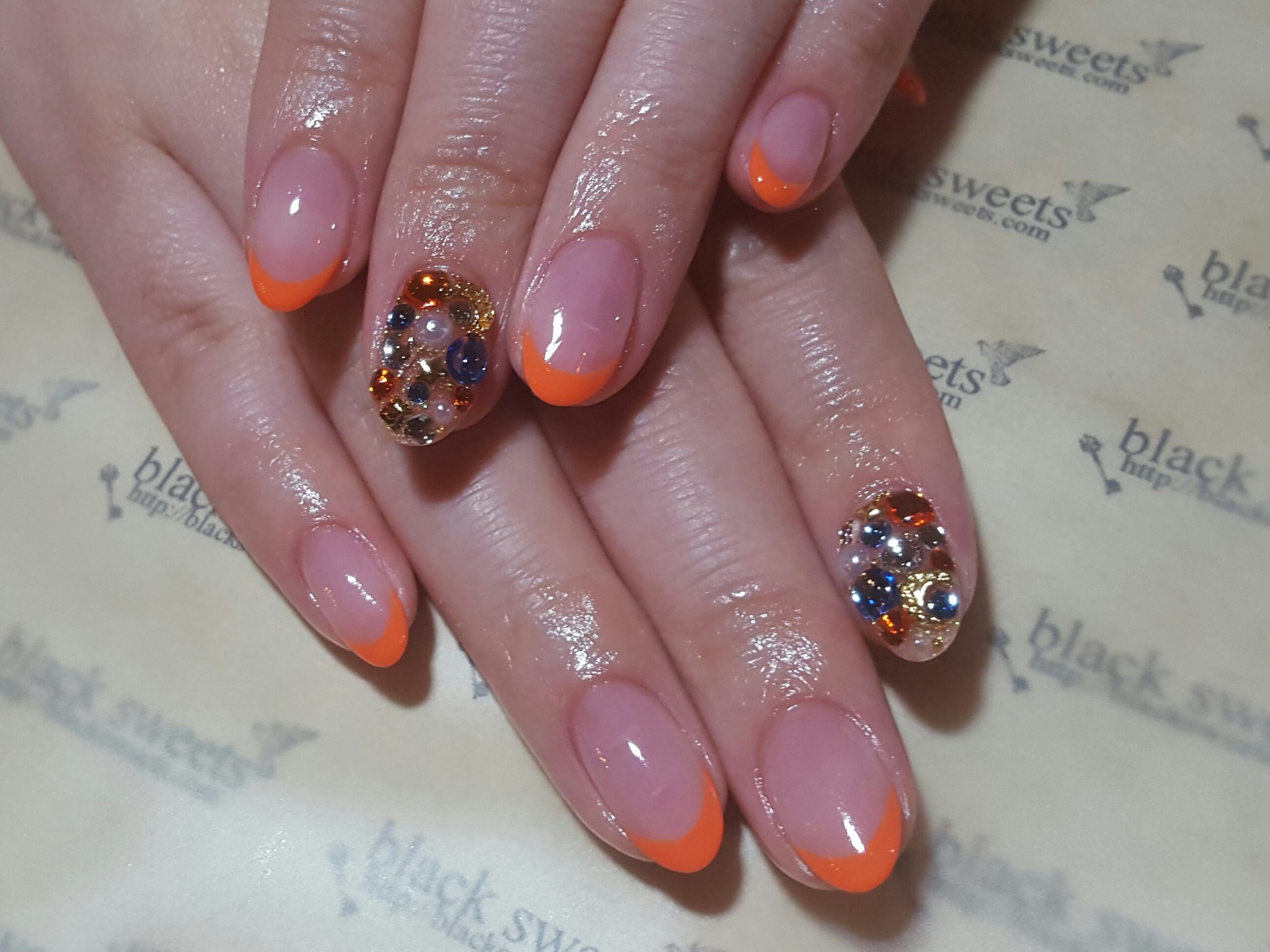 Kigi By Blacksweets オレンジフレンチネイル 鮮やかなオレンジの細フレンチがとってもお洒落です ビジューがよく映えますね T Co Nqzk0s5swe Twitter