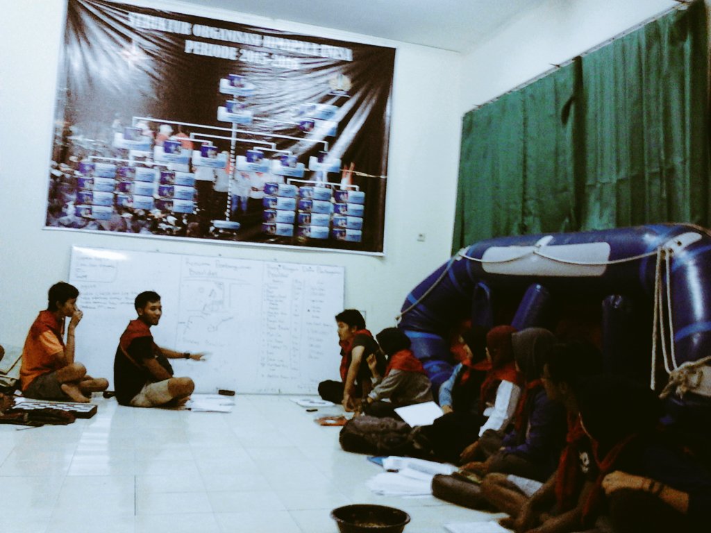 Rapat perdana pengurus periode 2016 Himapala Unesa