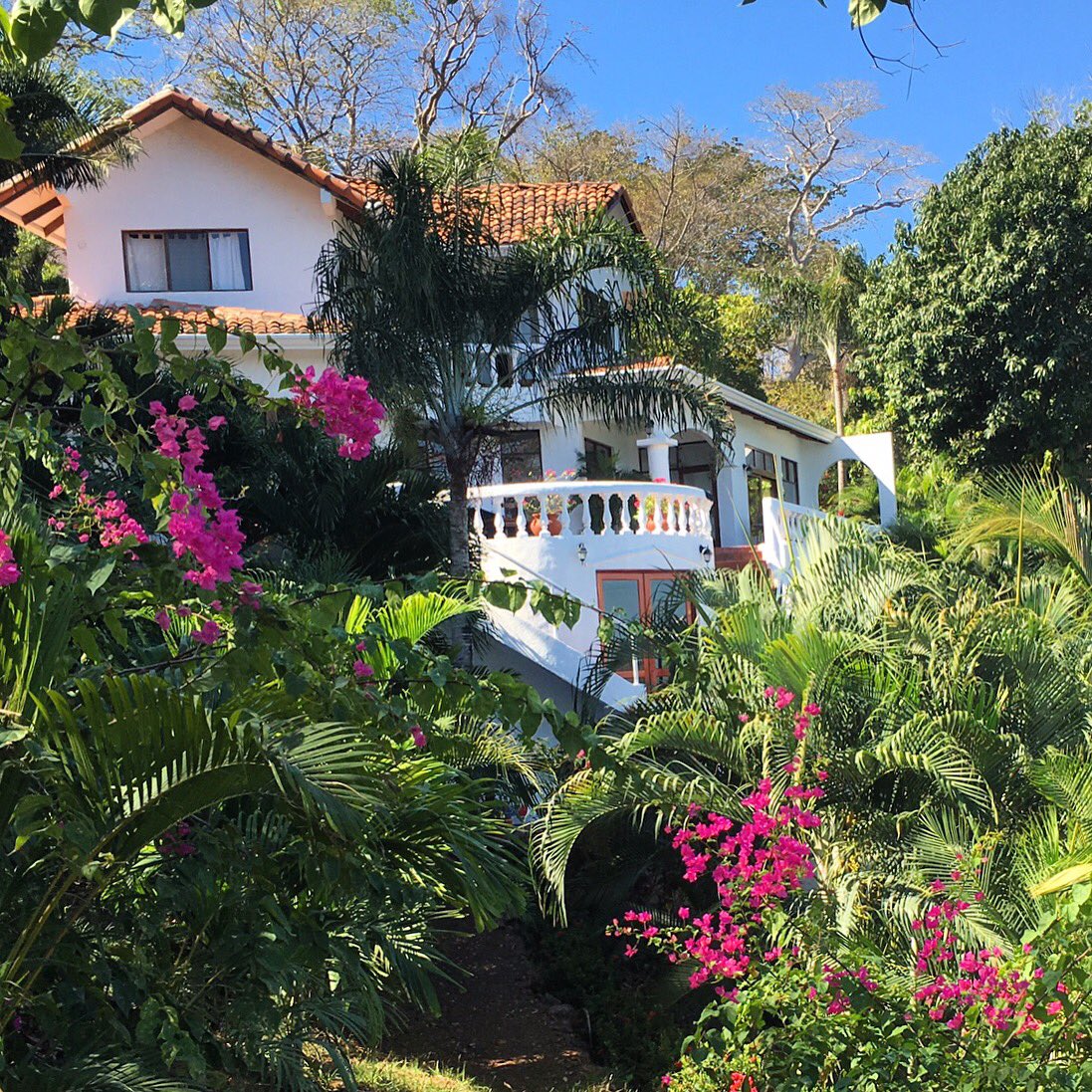 iamromanoff's tweet photo. No chill, @NarcosNetflix inspiring @Airbnb bookings like this #escobar gem https://t.co/rv18Nqzys4