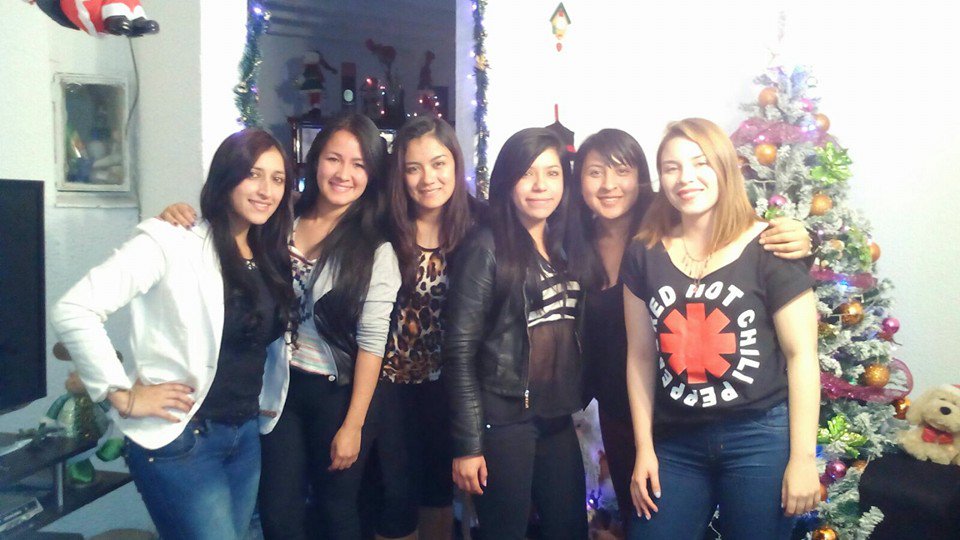 MariaaMur_'s tweet image. Por un año no me gradué con ellas pero son mis amigas de toda la vida #MañanasX  @laxmasmusica  #Colegiox #Prom2009