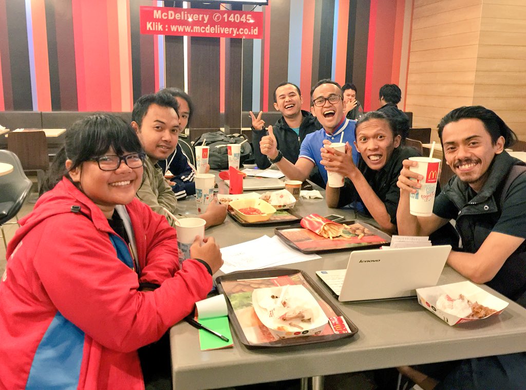 PB_BKC's tweet photo. Tim Humas HUT BKC Emas sedang rapat marathon nih, warga BKC mana suaranya??? 😱😜😅 https://t.co/LEyE1IGTD8