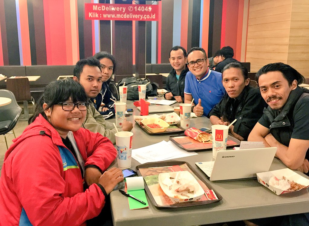 PB_BKC's tweet photo. Tim Humas HUT BKC Emas sedang rapat marathon nih, warga BKC mana suaranya??? 😱😜😅 https://t.co/LEyE1IGTD8