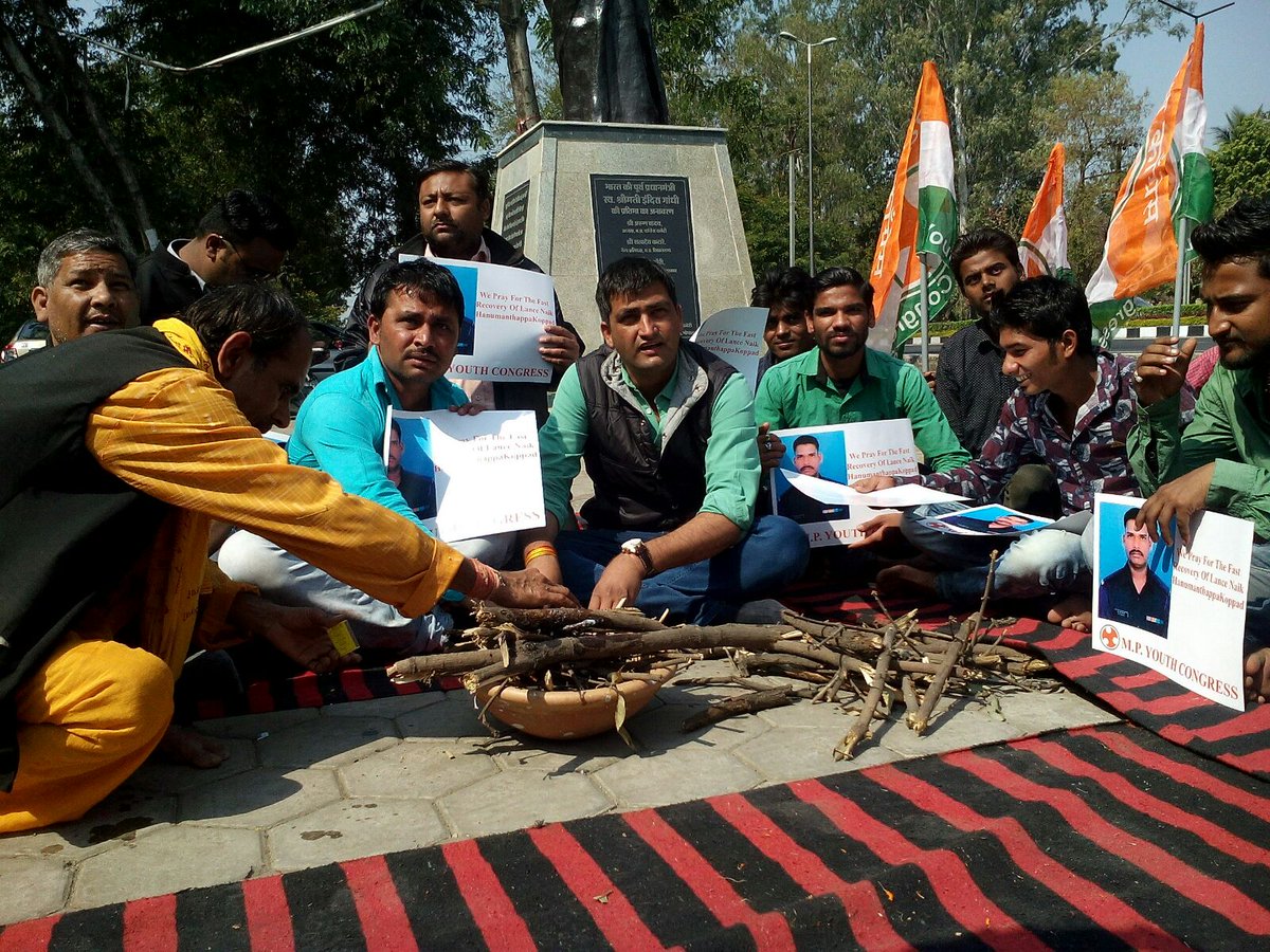 IYCMadhya's tweet photo. Youth Congress prays for well being of Siachen survivor Lance Naik Hanumanthappa, in Bhopal.
#PrayForHanumanth https://t.co/yRd3Bmhjr8