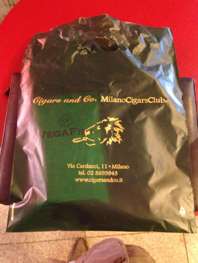 BWhiskyCouncil's tweet photo. Shopping in Milano. #FeedTheHumidor 
@MaxValsecchi @darthvontrier https://t.co/si8xUNjoNJ