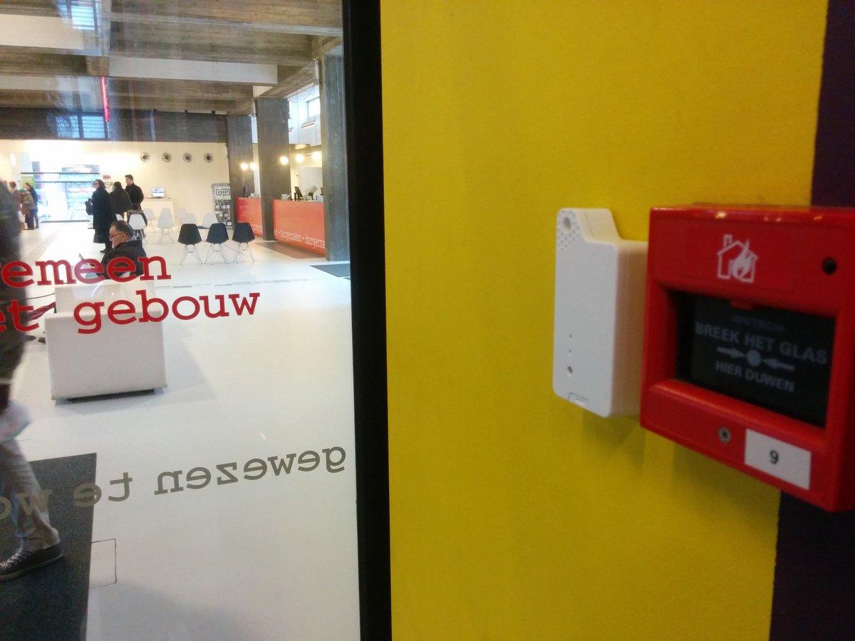 De eerste #uitpas beacon hang in bij  <a href="/uitinzuidwest/">UiT in zuidwest</a> in stadhuis #Kortrijk ... Lets see what it does