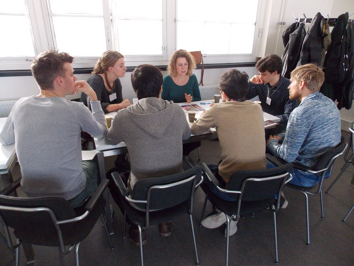 cassbui's tweet image. Speeddating at #FWCAms to meet our amazing coaches!