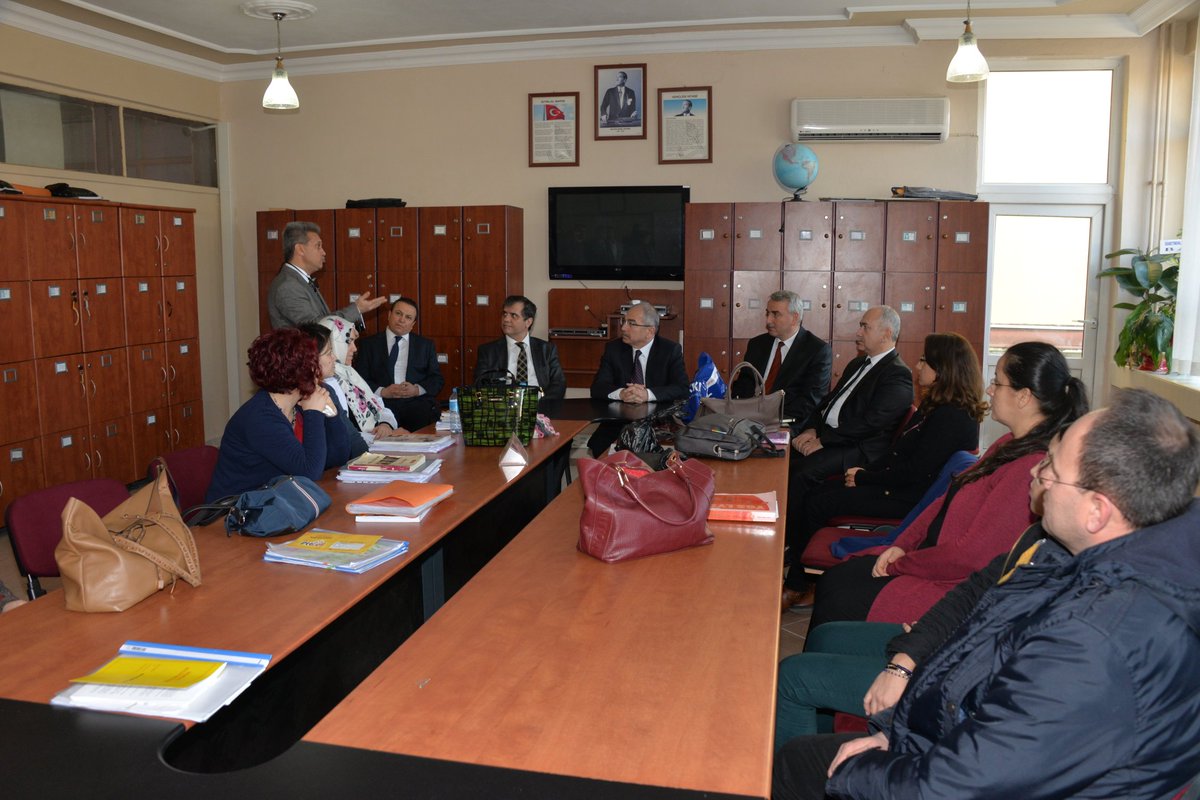 Valimiz <a href="/MustafaYMN/">Mustafa Yaman</a> 100.Yıl Tek Lise ve EML'de Ögretmenlere yönelik düzenlenen Eğitimi ve Öğretimi Semineri'nde...