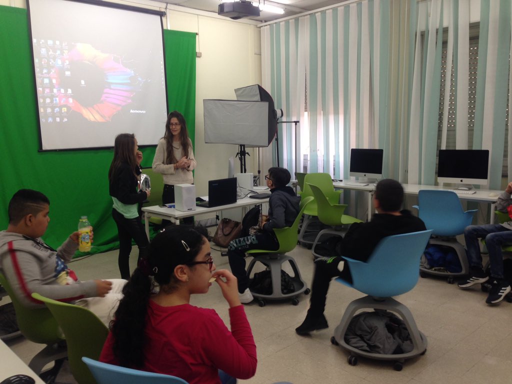 Fiammetta_FMD's tweet photo. Accanto a #roboticenter anche #coding con @Valentina_fmd a @fmdigitale #programmazione #scuole https://t.co/5zURLoB6RG