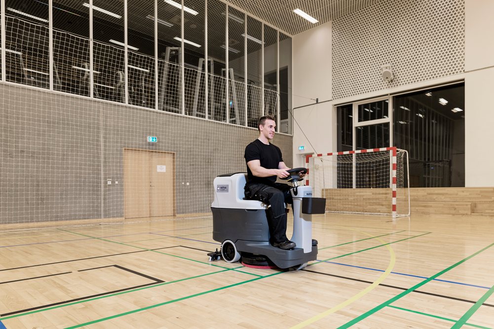 ArrowsSupplies's tweet photo. The new #SC2000 riding high on cleaning efficiency #Nilfisk #cleaning #scrubberdriers #schools #hotels #business https://t.co/aOqPOXWxtb