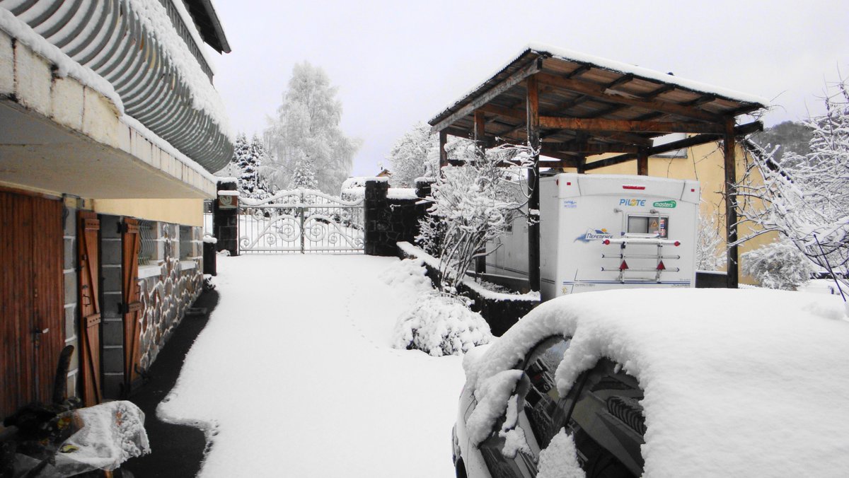 Et oui il y a de la neige dans le Cantal à 700m .