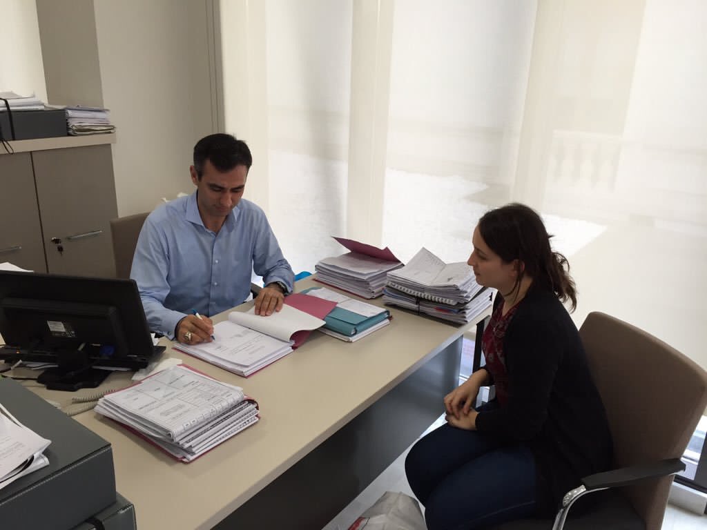 beyogluimar's tweet photo. Müdürlüğümüze teşrif eden vatandaşlarımızı can kulağıyla dinliyor, sorunlara elbirliğiyle çözüm üretmeye çalışıyoruz https://t.co/WxTVcvQvxb