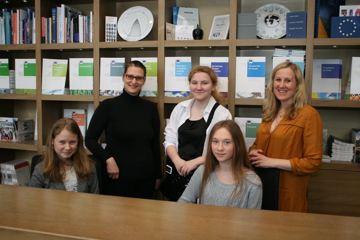 Šodien mūms 3 "ēnas" - Laura no <a href="/balozuskola/">Baložu vidusskola</a>, Rūta no <a href="/rv3gimn/">RV3G</a> un Sibilla no Rīgas 49.vsk.