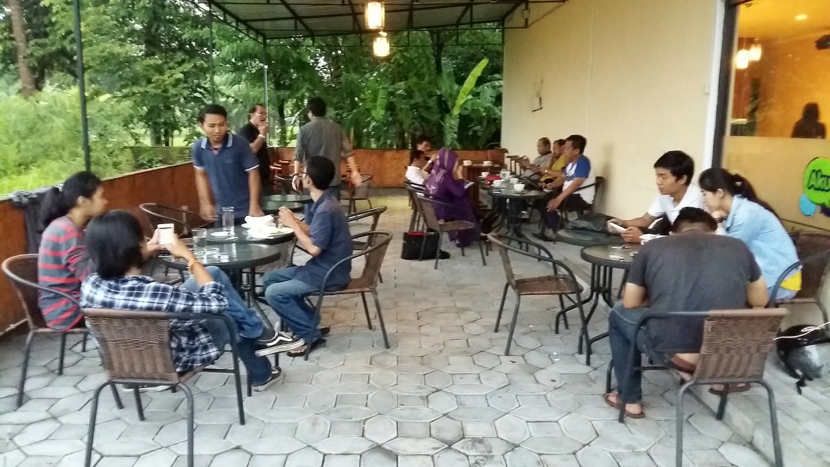 nongkrong sore sambil ngopi dan ngemil. yuk ke Aku Coffee~