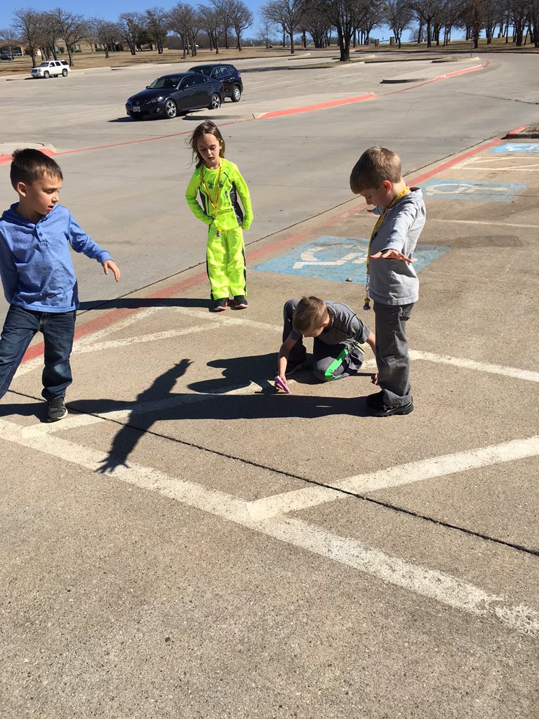 kimblase's tweet photo. Observing the changes in shadows in Kindergarten. #rannlearns https://t.co/f7Ui7KwemA