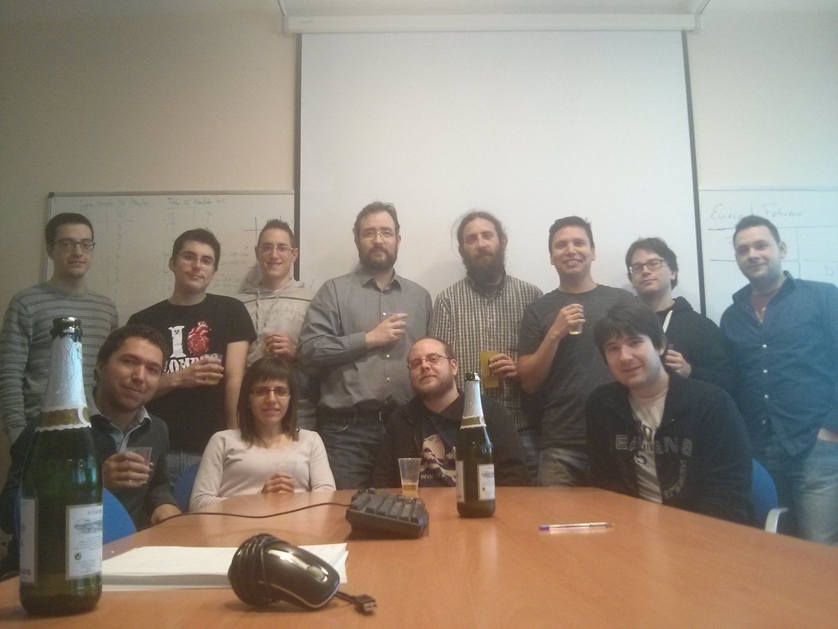 Brindando por la UCLM. Porque seguimos creyendo que #otraUCLMesposible.