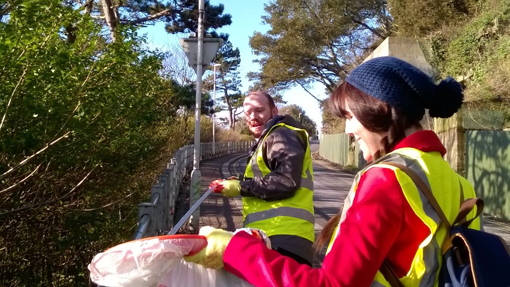 EKC_SUnion's tweet photo. Litter Picking on the Road of Remembrance with @Shepwaydc for our @EastKentCollege Community Day! #SocialAction https://t.co/CP1mh0ahQM
