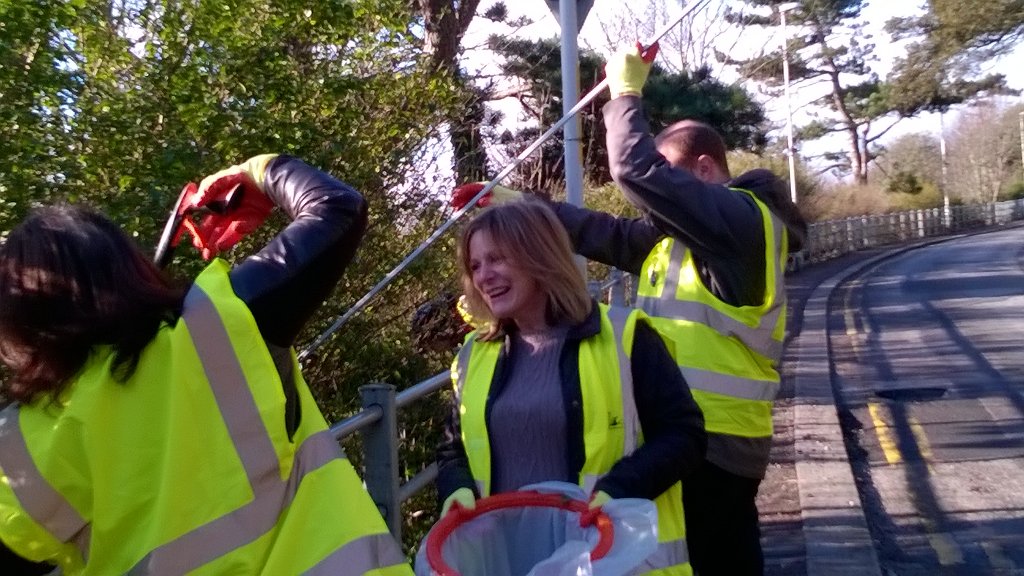 EKC_SUnion's tweet photo. Litter Picking on the Road of Remembrance with @Shepwaydc for our @EastKentCollege Community Day! #SocialAction https://t.co/CP1mh0ahQM