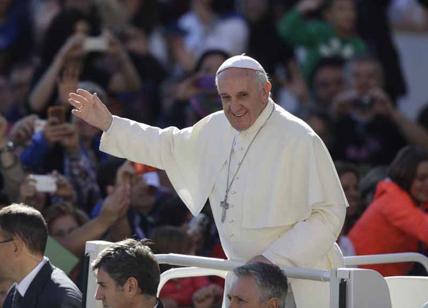 Affaritaliani's tweet photo. Papa Francesco sempre più social, adesso sbarca su Whatsapp: audiomessaggio ai giovani https://t.co/AQWrQocZpP https://t.co/xFvd7OqwoS