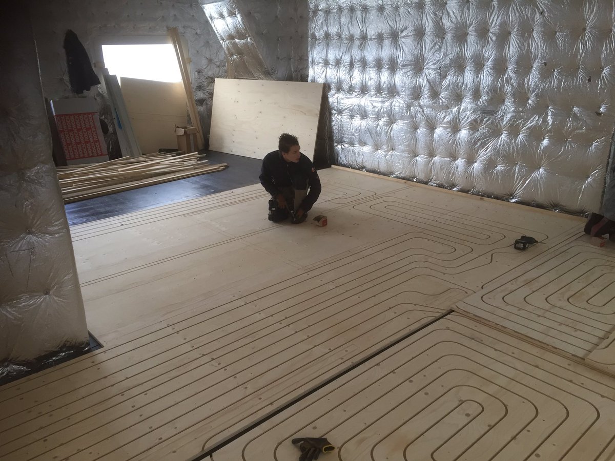 Vloer Duwboot patrijs gaat er in .
Gelijk vloerverwarming in de platen gefreesd .<a href="/ShipyardTrico/">Shipyard Trico B.V.</a> #patrijs