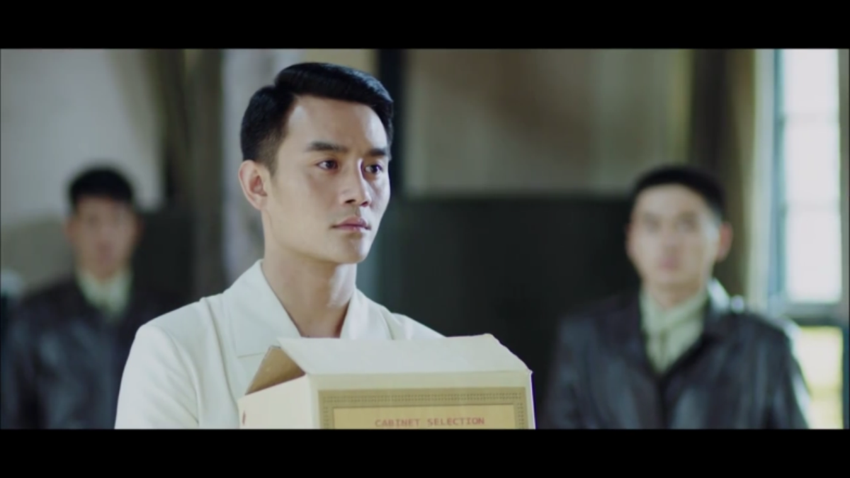 여기 섹슈얼탠션이 너무해서 나갈 수가 없다 이대로 부하들 보는 앞에서 키스하는 줄. 맹위가 들어와서 저 형 찾으러 왔는뎅.. 이러니까 부하들이 웅성웅성하는 게 넘 웃긴(헐 장관님 동생이다 동생