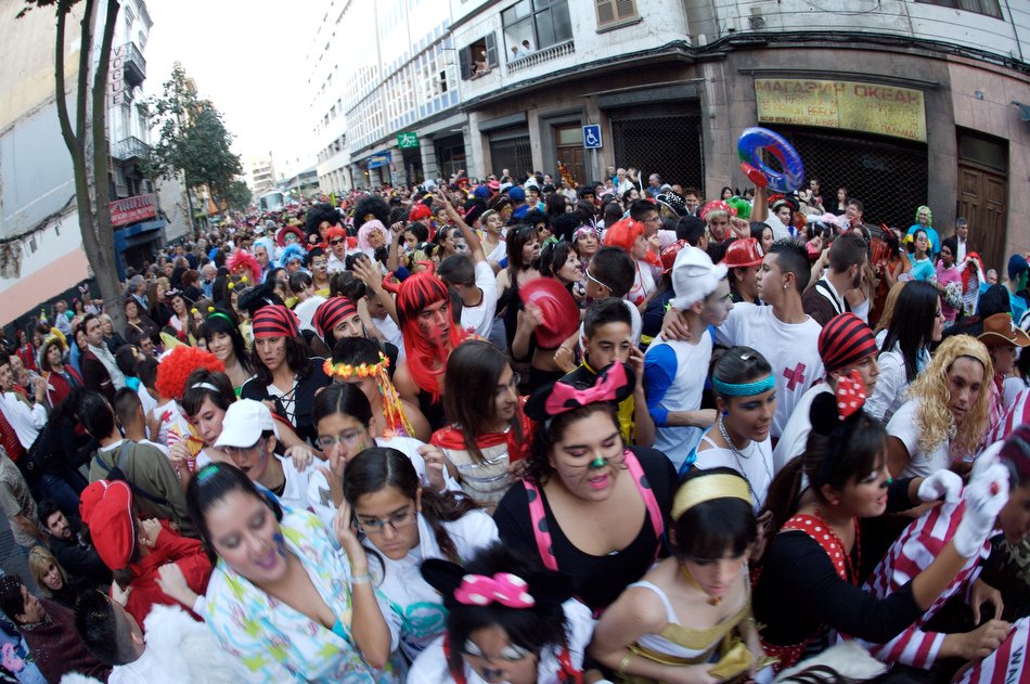PCARUCAS's tweet photo. #CarnavalArucas Este sábado sera la #GranCablagata #Arucas a los Papis cuidado con los mas pekes #CabalgataSegura https://t.co/pzP49IRTal