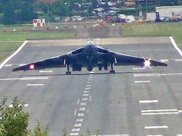 Vulcan XH558 landing @FIAFarnborough @VulcanSCentral @VForceHQ #bestofbritish #Avro