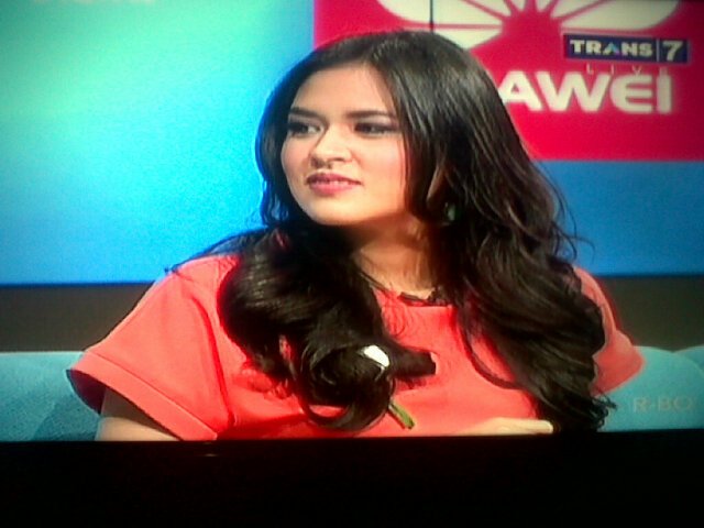 Robertdovie's tweet photo. Ada @raisa6690 lagi ;;) @HitamPutihT7 https://t.co/ZAOETZUN0n