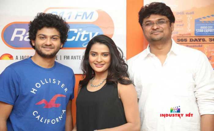 industry_hit's tweet image. #MeekuMeereMaakuMeme Team At Radio City FM Pics ..
industryhit.com/t/2016/02/meek…