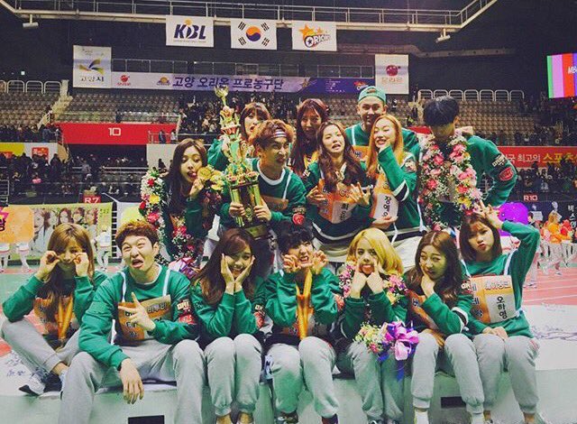 13bm30's tweet photo. Families are doing derp together; except 2jung and hayoungi #CUBEfams #Apink #BTOB #CLC https://t.co/FiT5u6OS6Q