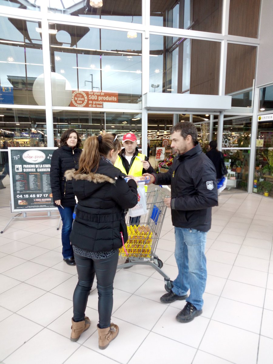 JA_Allier's tweet photo. Sur Vichy après Cora les opérations continuent à Carrefour ! #Viandedenullepart @JA_Allier @FNSEA03  #AvenirAgri https://t.co/Ny7NXKIaZ0