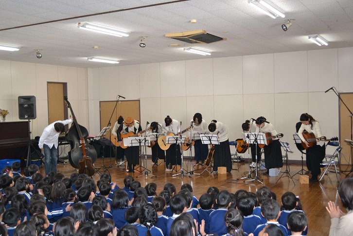 きらきら星幼稚園 ２月の誕生会 ギターサークルのお母さんたちによる演奏のプレゼント 最後の曲 きらきら星変奏曲 が終わると 子どもたちの大きな拍手が T Co 5uhlsjctp9