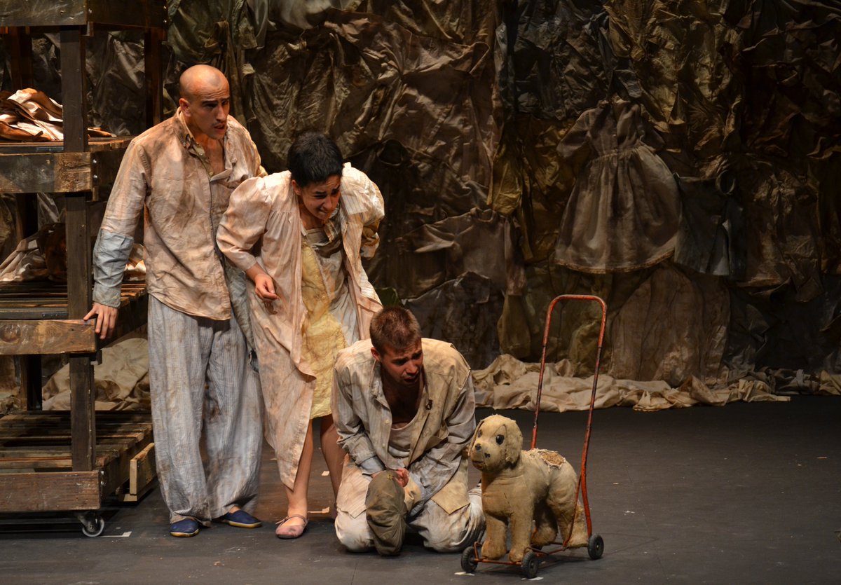 'Una historia y unos personajes q te agarran desde dentro' #LosPerros Viernes 20:15H ¡Hay que verlo! #teatro #Madrid