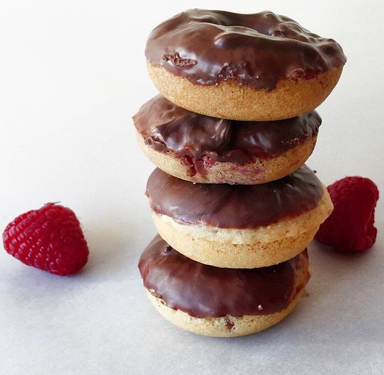 BakingPadTeam's tweet photo. Chocolate covered raspberry doughnuts #BakePad #foodporn #doughtnut https://t.co/Xx0tmJGnOp