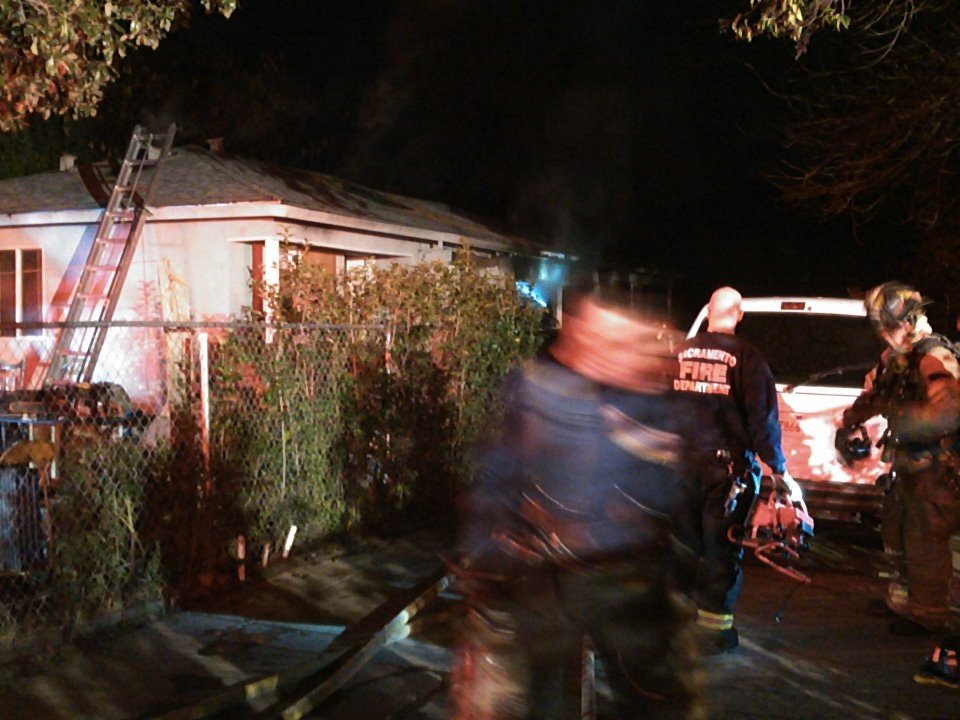 Sacnewsguy's tweet photo. Working house fire in south sac on del norte https://t.co/etujUcntCS