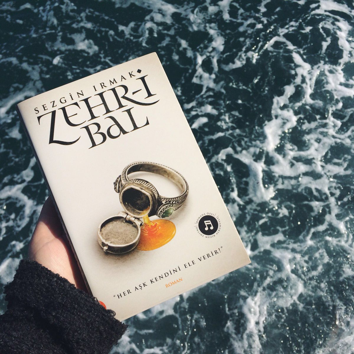 "Bir yanda yüreğini kuşatan aşk, diğer yanda ortasında kaldığı bir isyan..."  Özel üçlemenin ilk romanı #zehribal