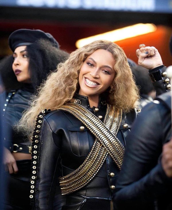 BeyonceStars's tweet photo. Guarde o link, certamente não se cansará de assistir #Formation @Beyonce #BeyHiveHappy https://t.co/NokhbxK29O https://t.co/1arv6628iF