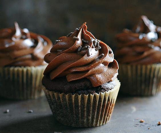 ганаш для капкейков. шоколадный крем ганаш. ганаш капкейки. шоколадный капкейк с кремом ганаш. шоколадные капкейки с шоколадным кремом.