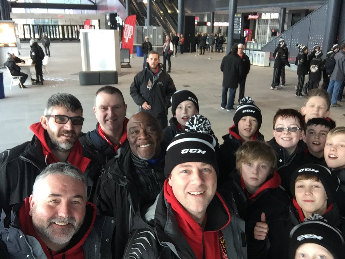Players and staff arriving at the New Videotron Centre <a href="/tournoipeewee/">Pee-Wee Quebec</a> #SoTheJourneyBegins 🇬🇧