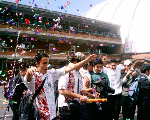 reyesm86's tweet photo. @laxmasmusica @MCHeisel #MañanasX Colegio Jordán de Sajonia #prom2005 #UltimoDia https://t.co/OkW1MNKgqc