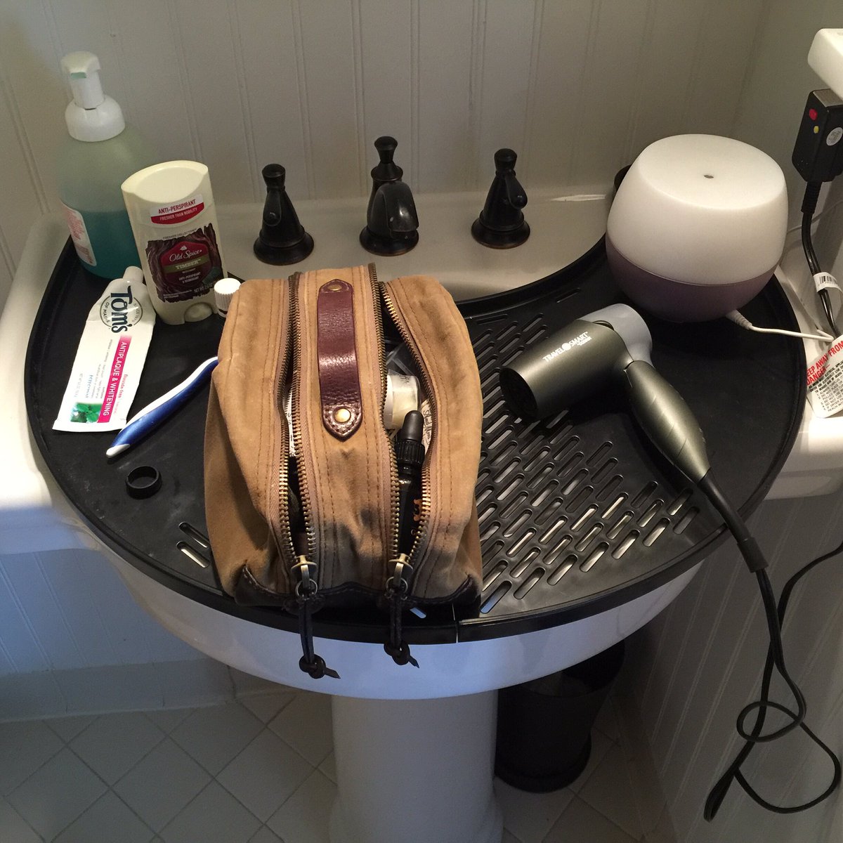 StylePro31's tweet image. Here's a customer using The Smart Sink Tray in their guest bathroom to make it as comfortable as possible!