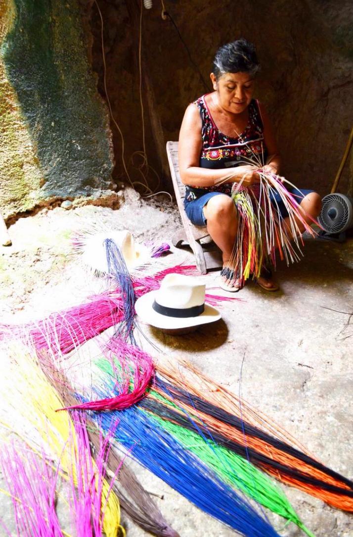 CampecheTravel's tweet photo. Creaciones hechas con fibras naturales que resaltan con sus vibrantes colores y diseños. Bécal municipio de Calkiní https://t.co/CDa4e1bF8C
