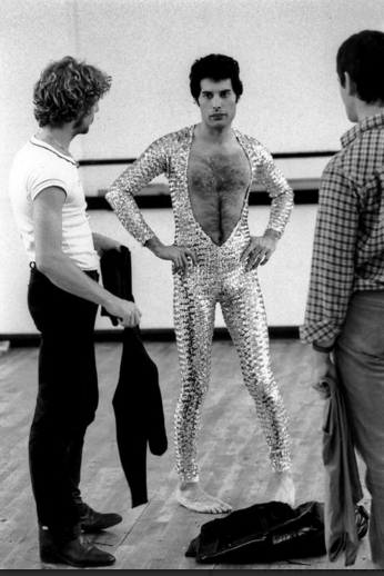 BuzzLamp's tweet photo. The one and only Freddie Mercury circa 1979. #legend https://t.co/YD3h8eJ6ee