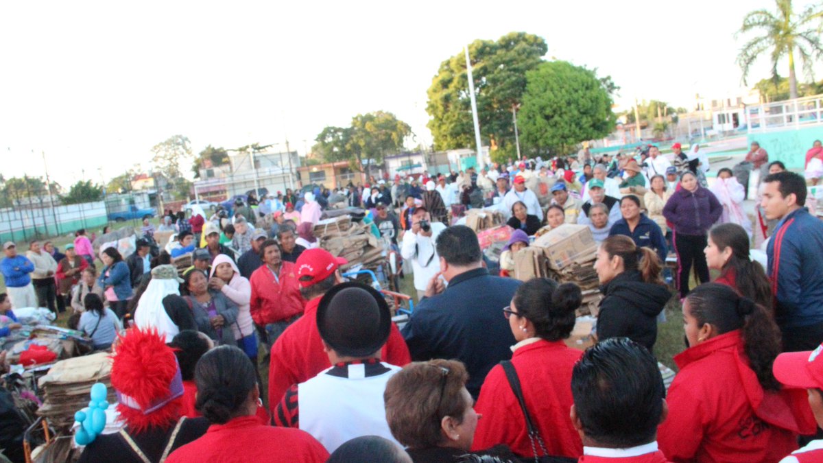 ProgramasRBA's tweet photo. Decenas de familias beneficiadas en la Col. Del Bosque con el Programa #RBasuraxAlimentos @betoborge @IsraHdez74 https://t.co/I1imWqguB4
