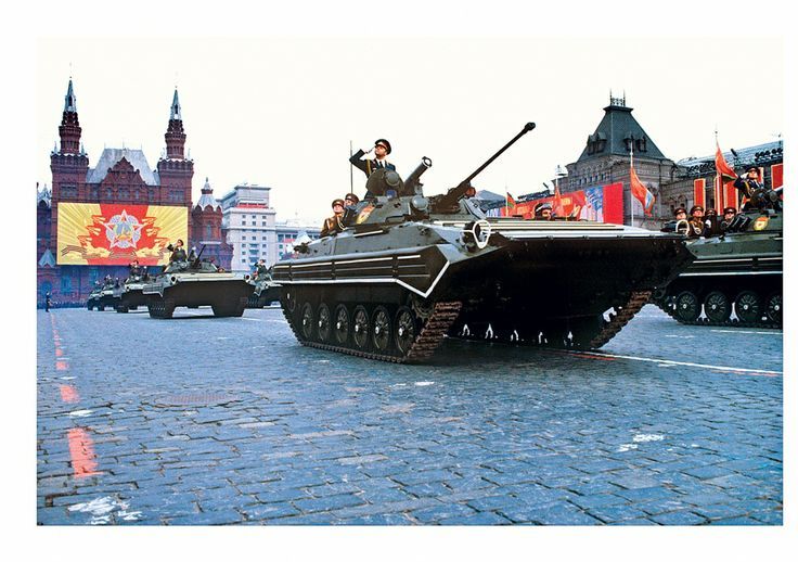 madefromcoldwar's tweet photo. Soviet Army BMP-2 infantry fighting vehicles rolling through Red Square in 1985 https://t.co/k4kMZEeLrZ