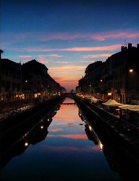 manzonimilano's tweet photo. Sunset picture. Who said that it's grey here? https://t.co/3gTZ2rB0BV 
#milan #sunset #colourful #sharethebeauty https://t.co/DYCCxKQJZQ