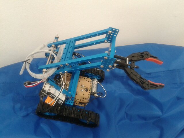 BrickRknowledge's tweet photo. Der #Ultimaterobot von #makeblock - jetzt zu bewundern im #brickrknowledge Store in #berlin! https://t.co/tmeKVu3WYz https://t.co/Az9jJeLq5S