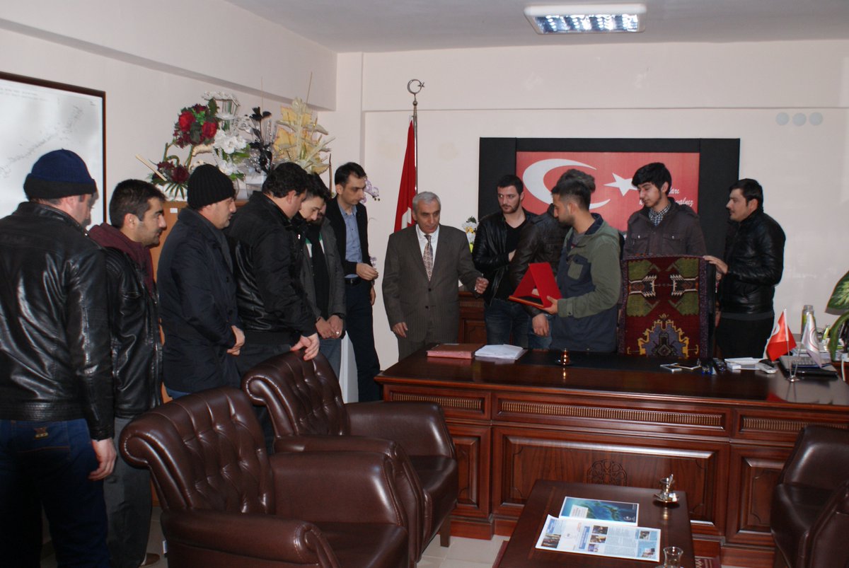 OĞUZBOYLARI KARDEŞLİK DERNEĞİ BAŞKANI MURAT ALİ TUTAR İL MÜDÜRÜMÜZ HAMZA DEMİRALP'E TEŞEKKÜR PLAKETİ TAKTİM ETTİ.