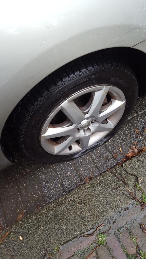 dejay75's tweet image. Godzijdank stond er file #klapband