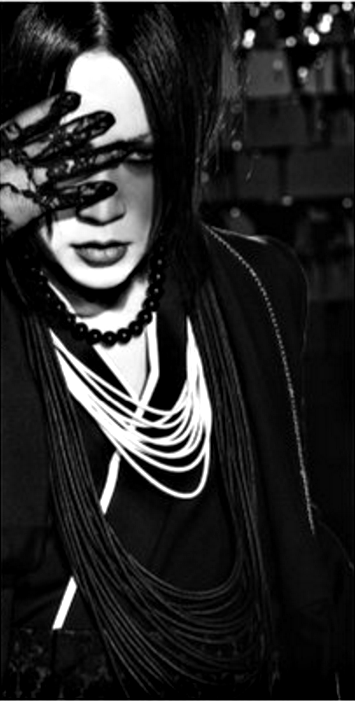 PitoLenie's tweet photo. #theGazettE9thMovPOLAND 
#theGazettE #Shikkoku #DOGMATICfinal 
#Ruki Ty tak serio z tymi rękawiczkami... https://t.co/KsvviwPP34