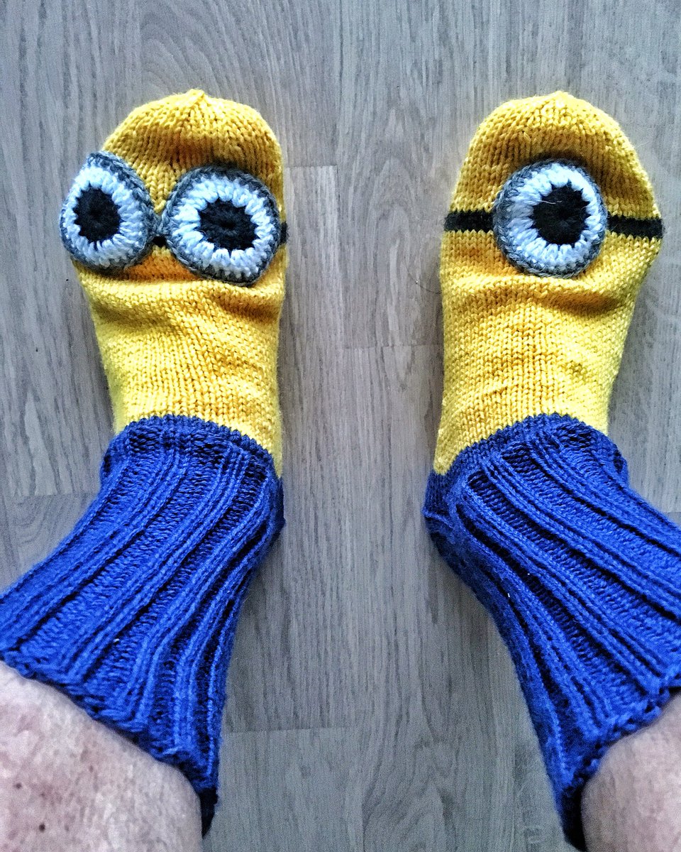 j_sjoman's tweet photo. Minut lähemmin tuntevat, tietävät miten paljon pidän villasukista JA Minioneista. Luukusta kolahti kirje. Äidit ❤️ https://t.co/X2K7QKkCYN